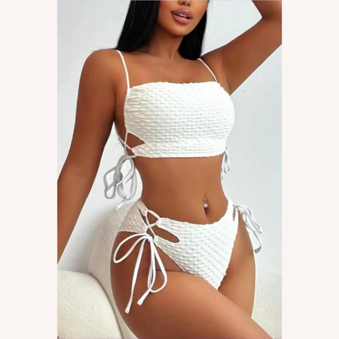 Ensemble de Bikini Texturé Blanc pour Femme avec Liens Latéraux Ajustables – Maillot de Bain Élégant pour Plage et Piscine