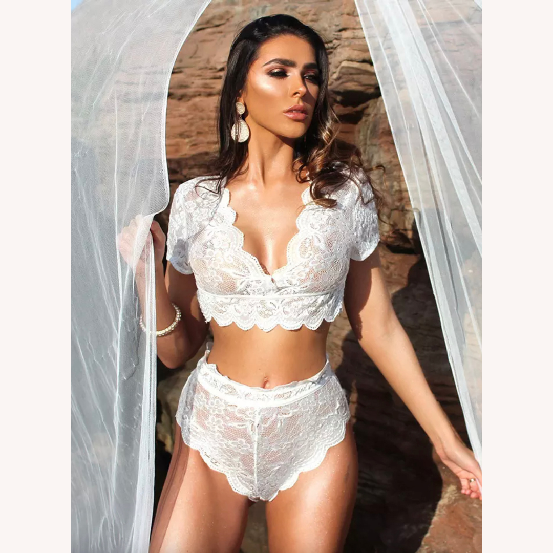Ensemble de Lingerie Sexy en Dentelle au Crochet avec Détails en Tulle pour Femme – Sous-Vêtement Élégant et Sensuel