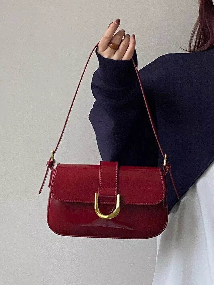 Sac à Bandoulière en Cuir Verni pour Femme – Sac Chic et Élégant avec Boucle et Finition Brillante