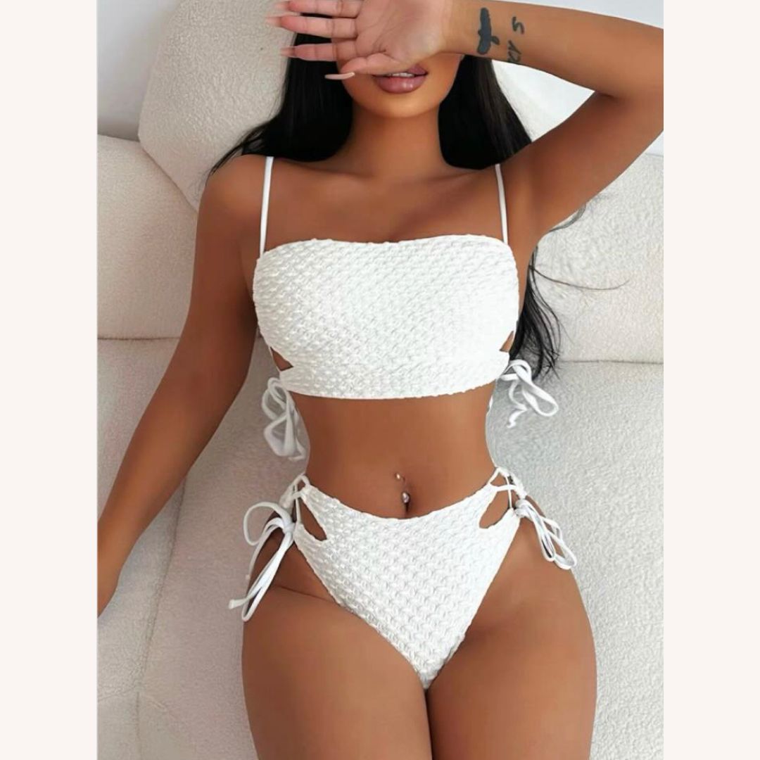 Ensemble de Bikini Texturé Blanc pour Femme avec Liens Latéraux Ajustables – Maillot de Bain Élégant pour Plage et Piscine