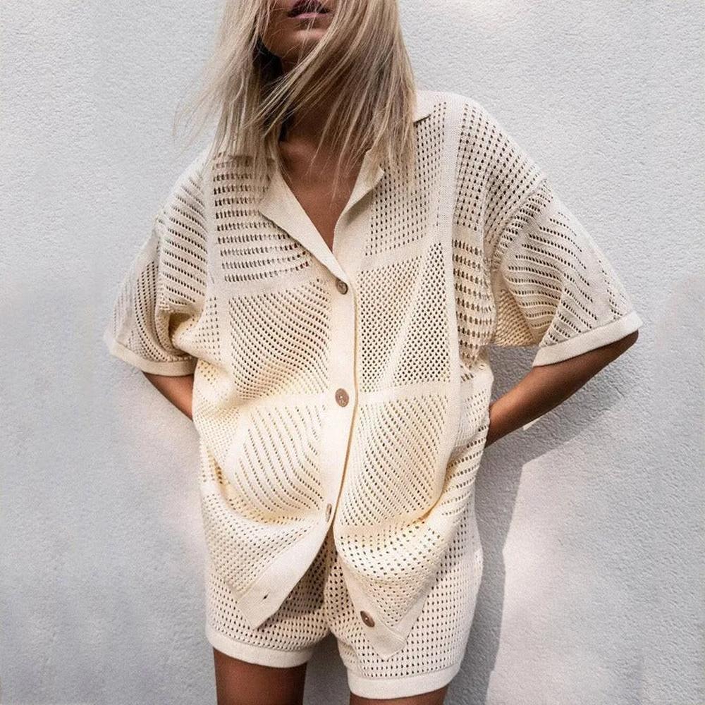 Ensemble Femme Deux-Pièces en Crochet Aéré avec Chemise Boutonnée et Short à Cordon – Chic et Léger