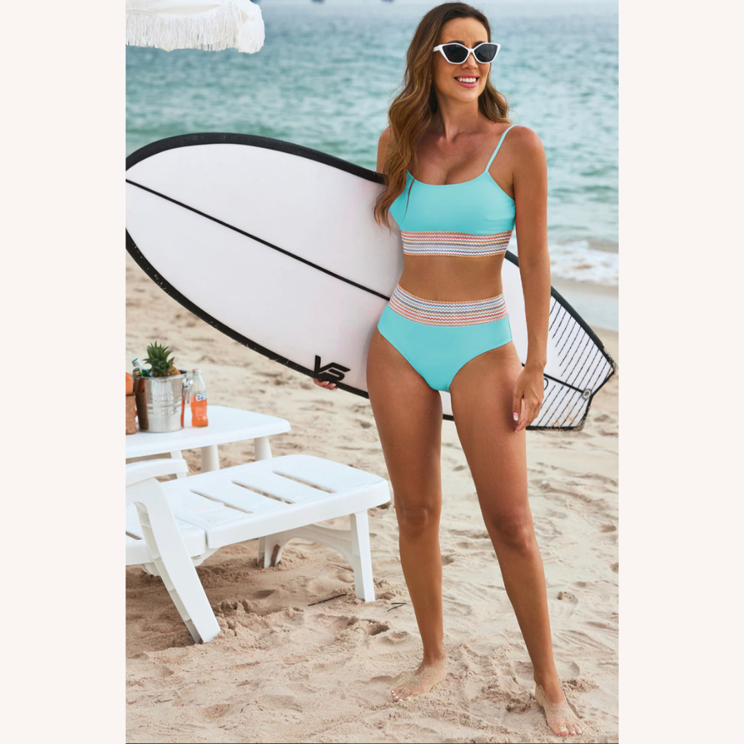 Maillot de Bain Femme Chic Triangle à Taille Haute avec Rayures Nautiques – Élégance Bohème et Confort Optimal