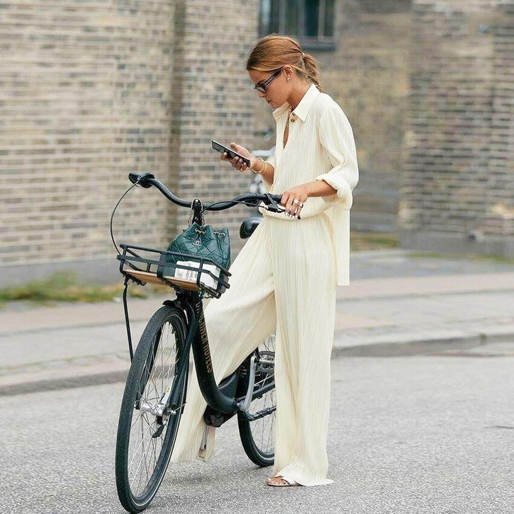 Ensemble Tailleur Femme Chic avec Blouse Légère et Pantalon Taille Haute – Élégant et Confortable