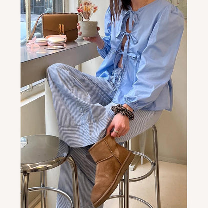 Feminine Knot Blouse in Lightweight Cotton with Puff Sleeves – Elegant V-Neck and Loose Fit