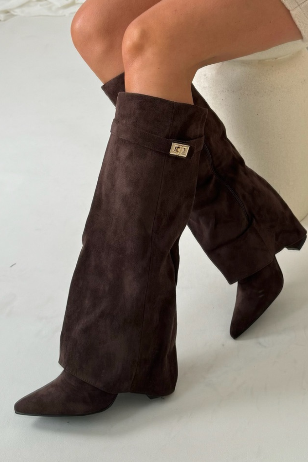 Bottes hautes en suède pour femmes avec bout pointu et talon carré 4