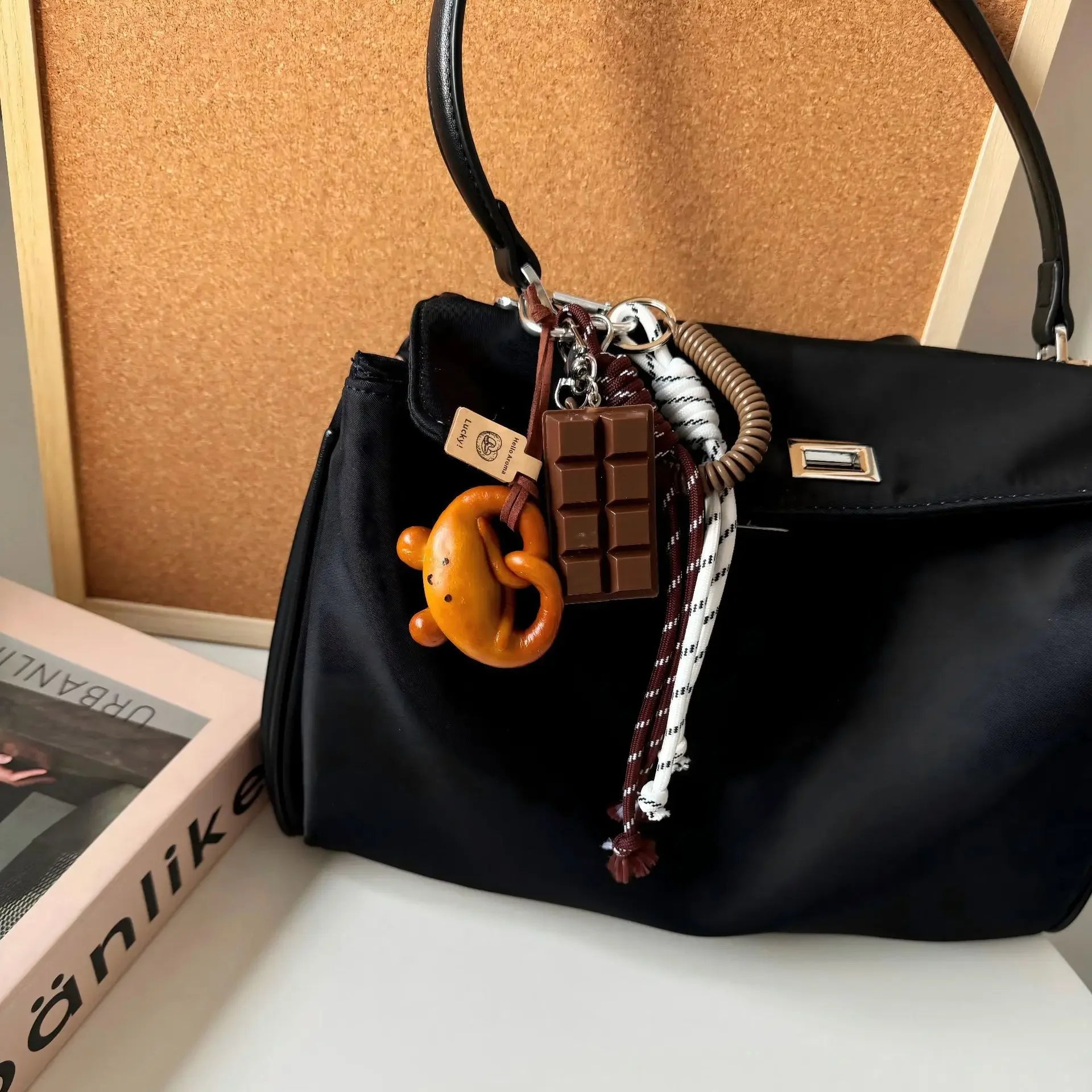 Charme en Cuir Tressé pour Sac avec Accents en Cuir de Chèvre – Pendentif Porte-Clés Esthétique et Ludique