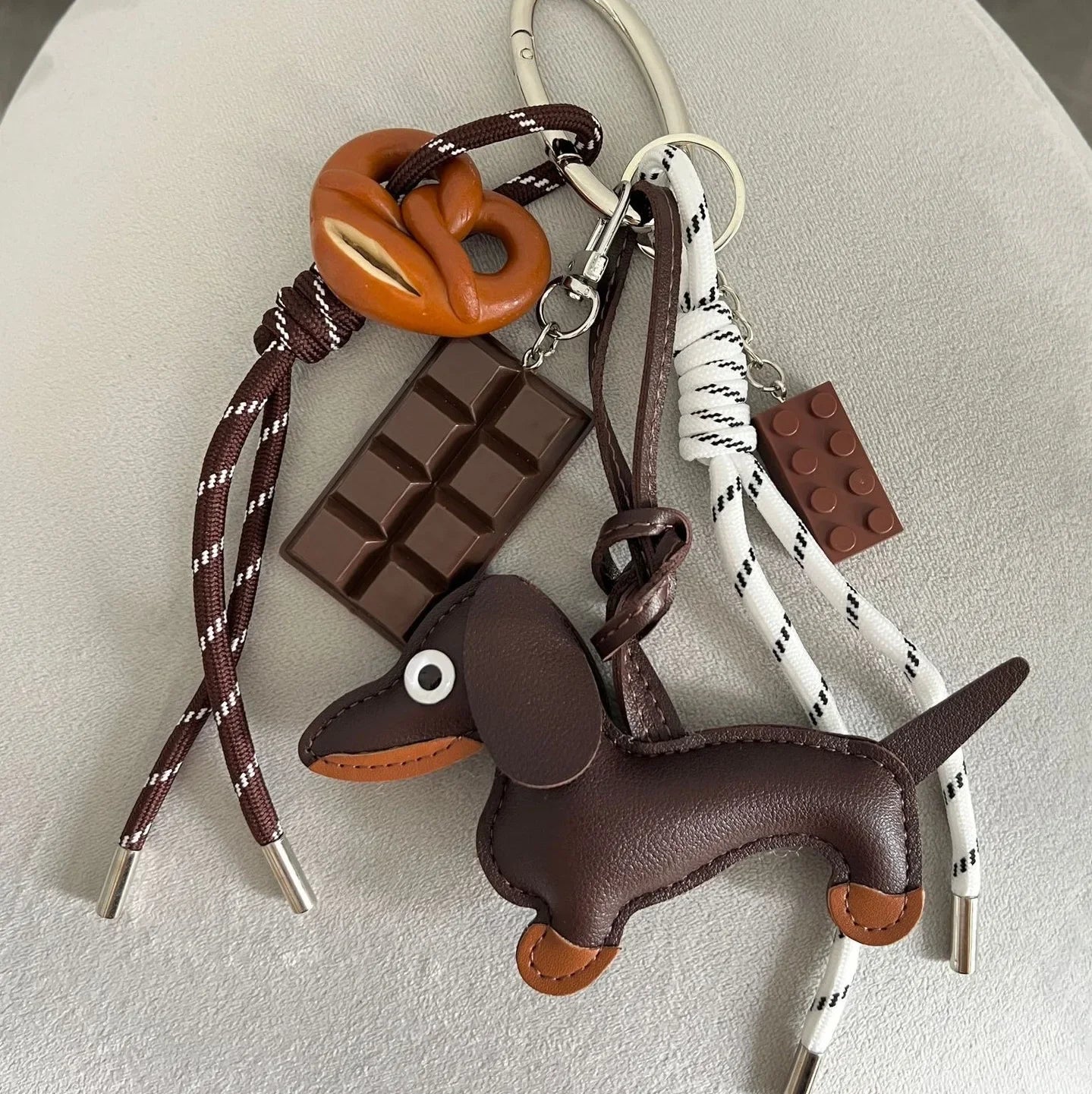 Charme en Cuir Tressé pour Sac avec Accents en Cuir de Chèvre – Pendentif Porte-Clés Esthétique et Ludique