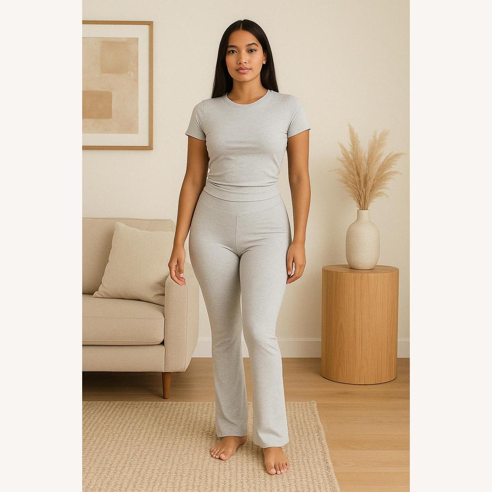 Ensemble Lounge Ajusté Femme – Haut Manches Courtes et Pantalon Évasé Taille Haute en Tissu Extensible, Confortable et Tendance