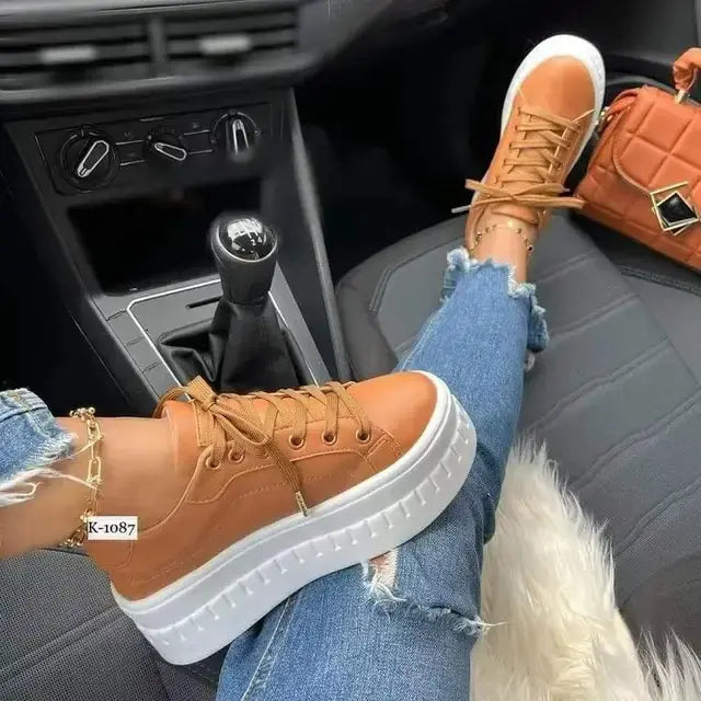 Leather platform shoes for women with thick heel and ergonomic design – Casual and semi-formal style