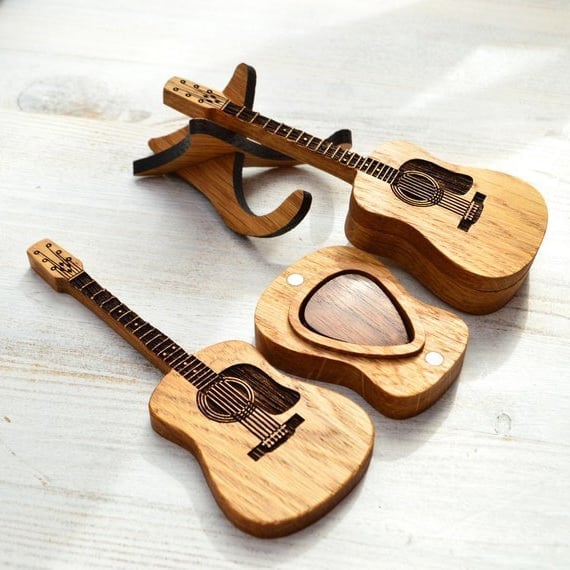 Étui en Bois Naturel pour Médiators de Guitare – Compact et Pratique, Capacité jusqu'à 8 Médiators, Idéal pour Musiciens