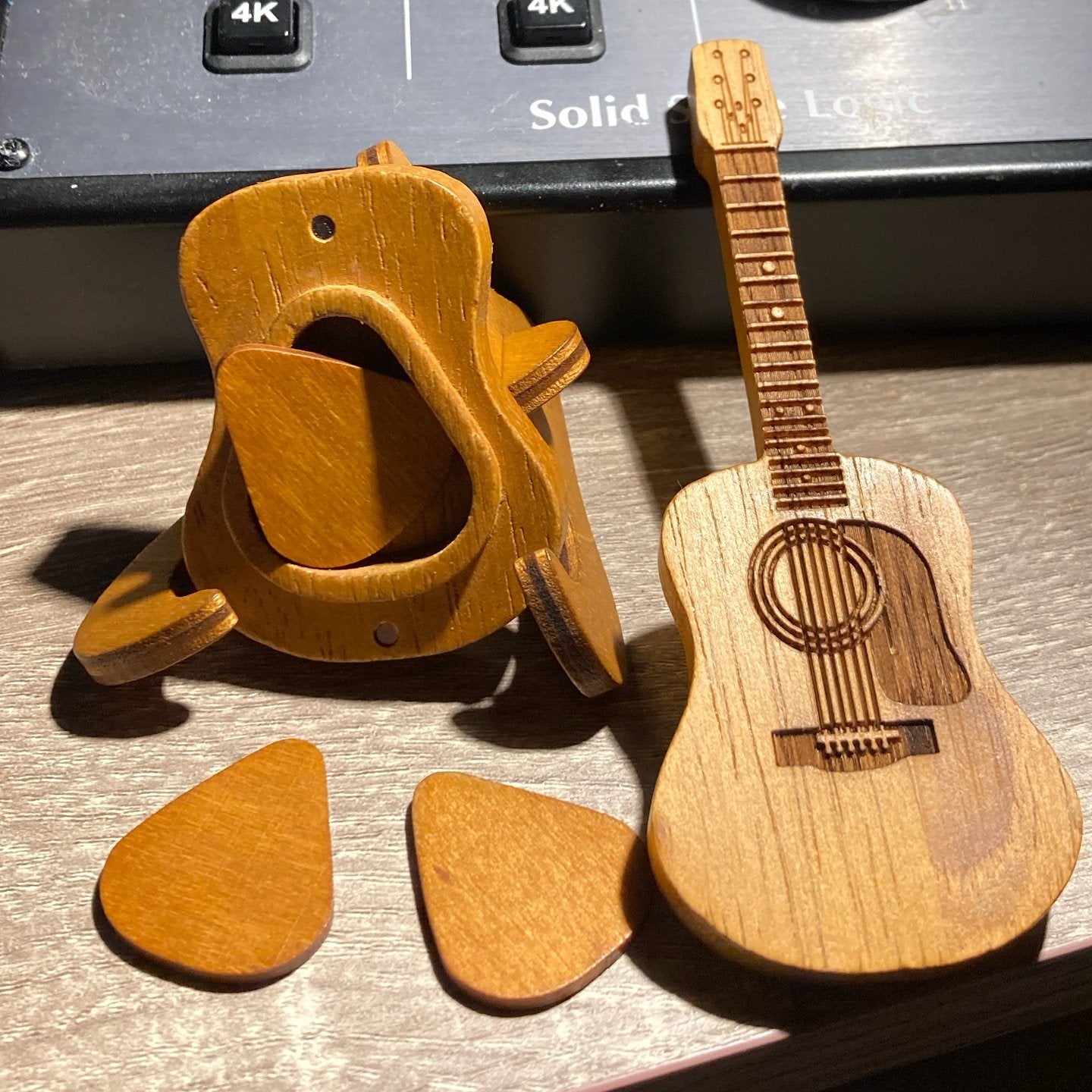 Natural Wood Case for Guitar Picks – Compact and Practical, Holds up to 8 Picks, Ideal for Musicians