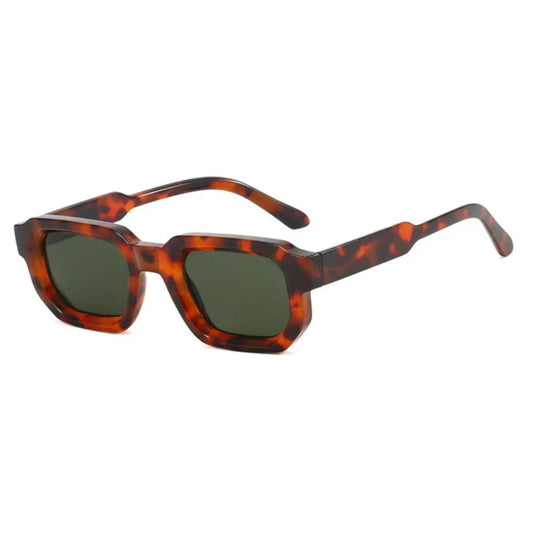 https://cdn.shopify.com/s/files/1/0916/8427/4508/files/Grosse_lunette_de_soleil_carr_L_opard_Verre_Vert.webp?v=1738180068