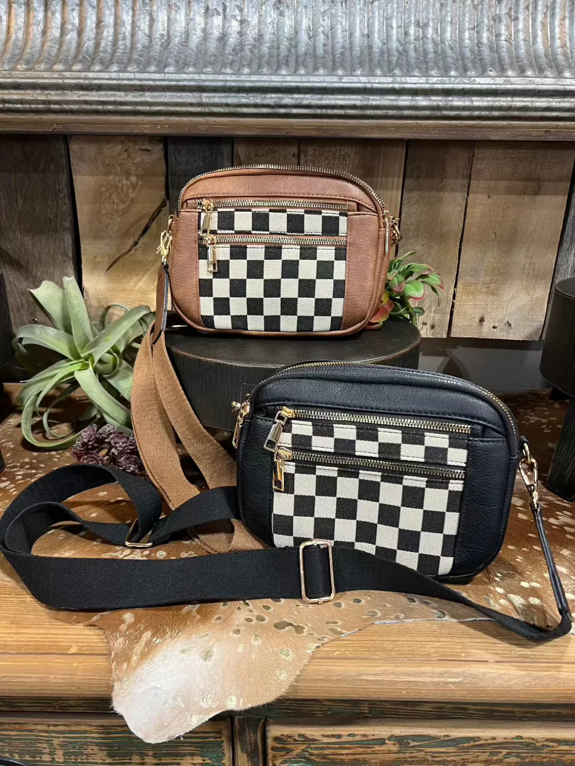 Elegant and Practical Women's Checkered Handbag with Adjustable Shoulder Strap – Black and White 30x25x10 cm