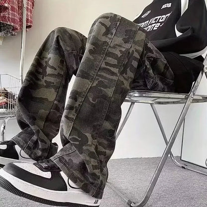 Oversized Cargo Jeans for Men with Camouflage Details and Multiple Pockets