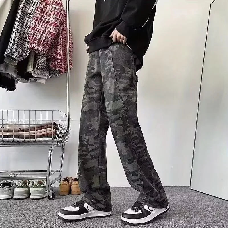 Oversized Cargo Jeans for Men with Camouflage Details and Multiple Pockets