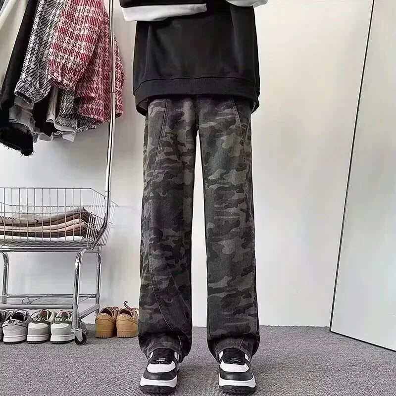 Oversized Cargo Jeans for Men with Camouflage Details and Multiple Pockets