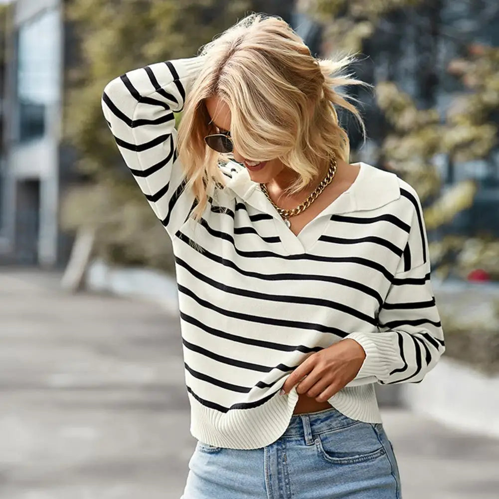 Pull Femme Rayé en Maille Douce avec Col Ouvert – Élégance Décontractée et Confort Optimal