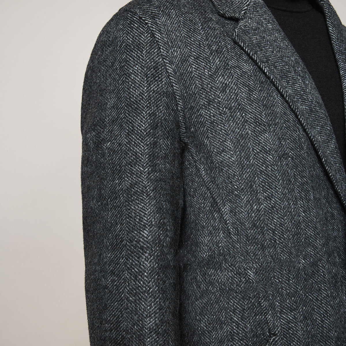 Mid-thigh wool coat for men with lapel collar - Timeless elegance