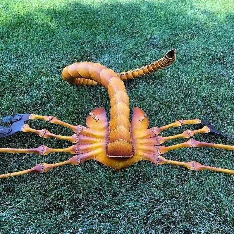 Masque Alien Insecte Réaliste à Moitié Visage en Latex Léger pour Halloween et Cosplay – Ajustement Confortable et Saisissant