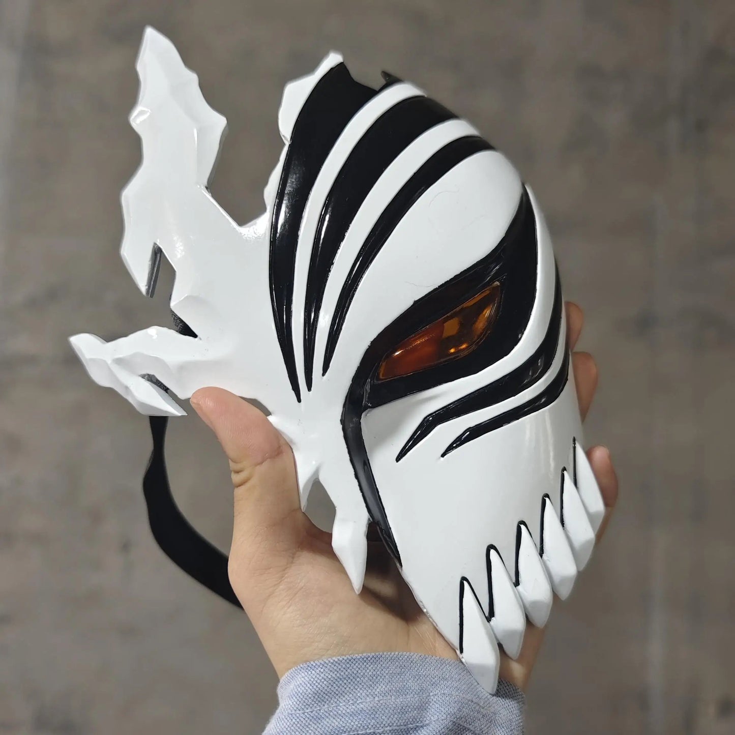 Ichigo Kurosaki Hollow Half-Face Mask in Acrylic – Cosplay and Halloween with Authentic Details and Amber Lenses