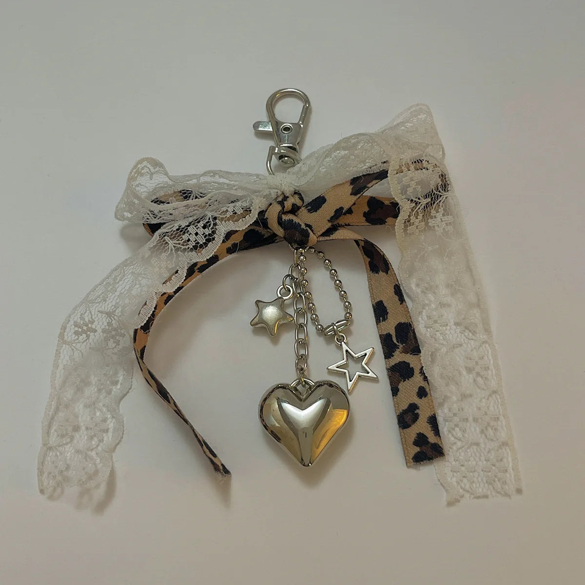 Pendentif Gothique Y2K en Dentelle Noir avec Cœur et Glands – Accessoire de Mode pour Sac à Main et Clés