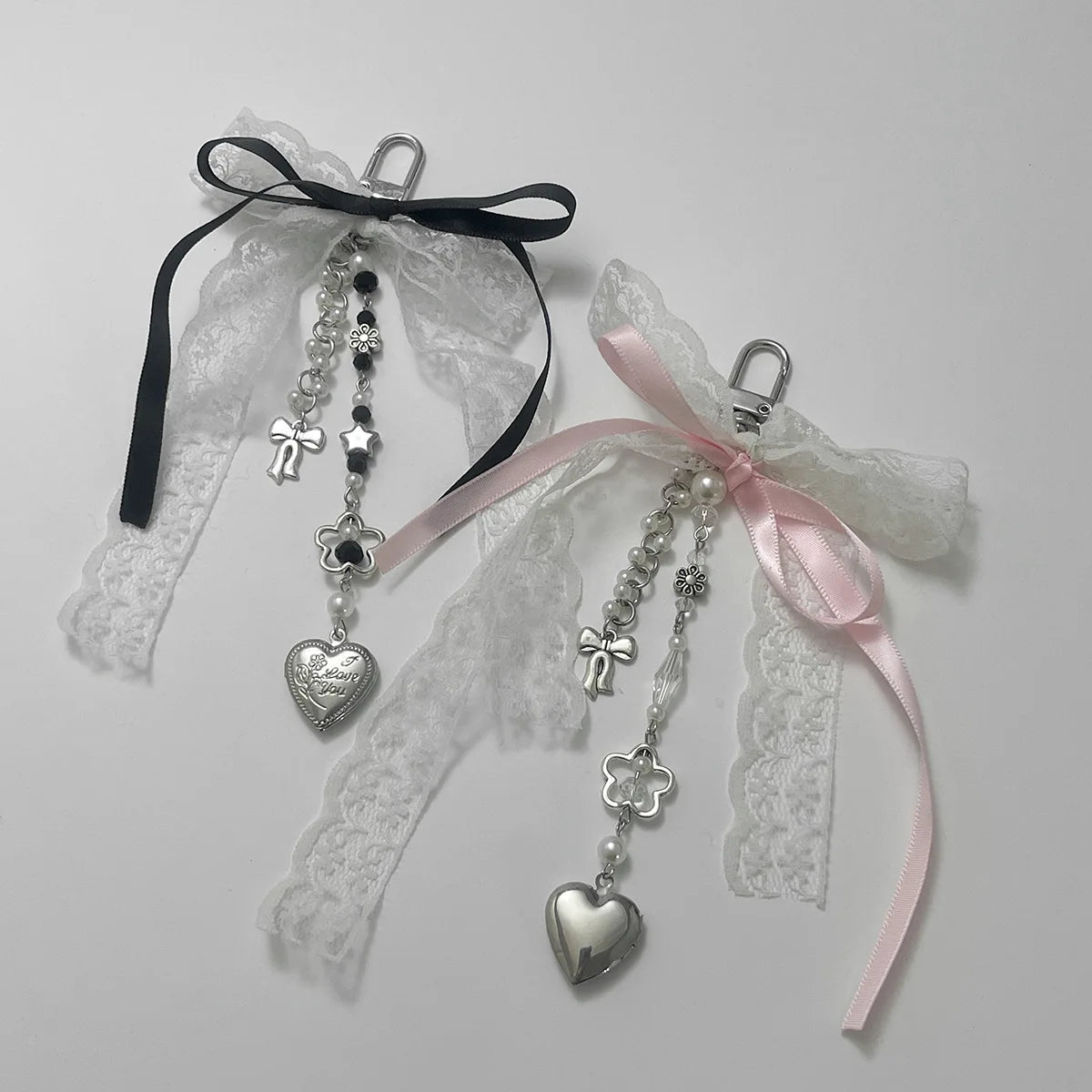 Pendentif Gothique Y2K en Dentelle Noir avec Cœur et Glands – Accessoire de Mode pour Sac à Main et Clés