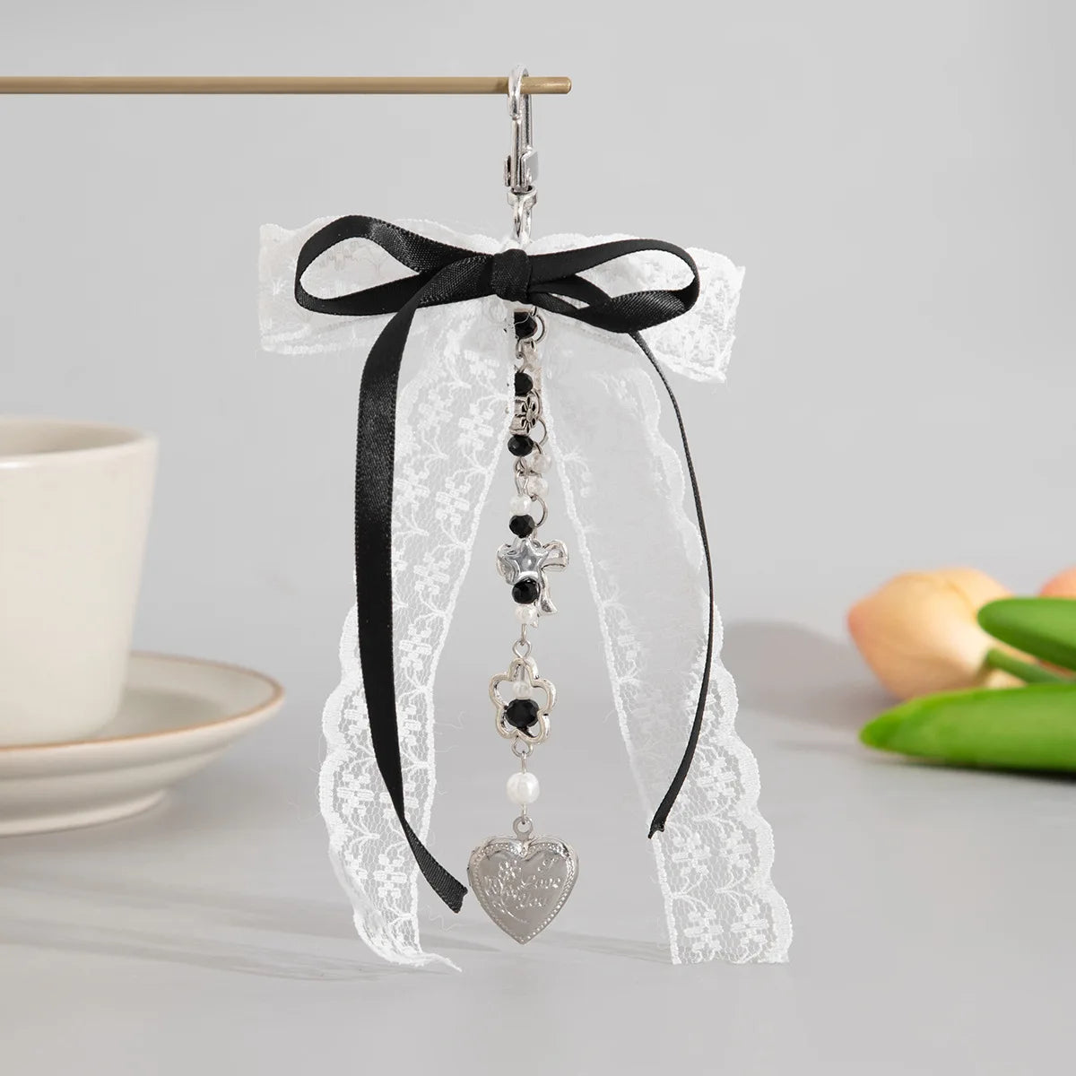 Pendentif Gothique Y2K en Dentelle Noir avec Cœur et Glands – Accessoire de Mode pour Sac à Main et Clés