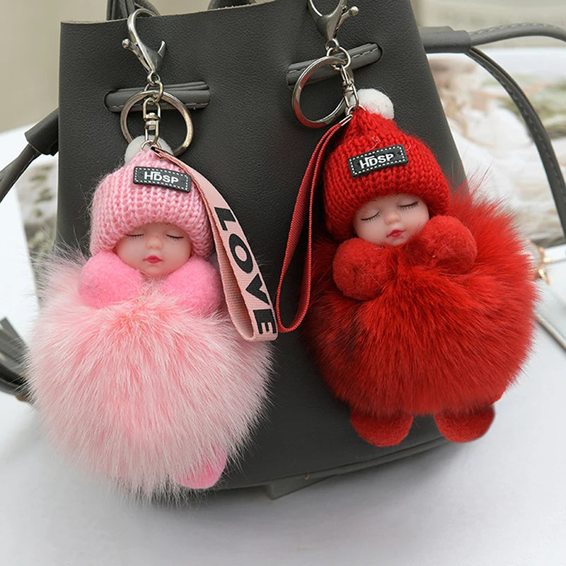 Porte-Clés Bébé Endormi en Peluche avec Chapeau Tricoté et Sangle Love – Accessoire Mignon pour Sacs et Clés