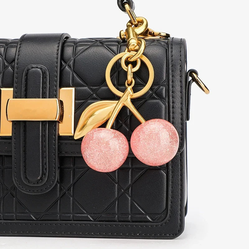 Porte-Clés Cerise Rouge avec Fermoir de Homard et Feuille d'Or – Accessoire Élégant pour Sacs et Clés