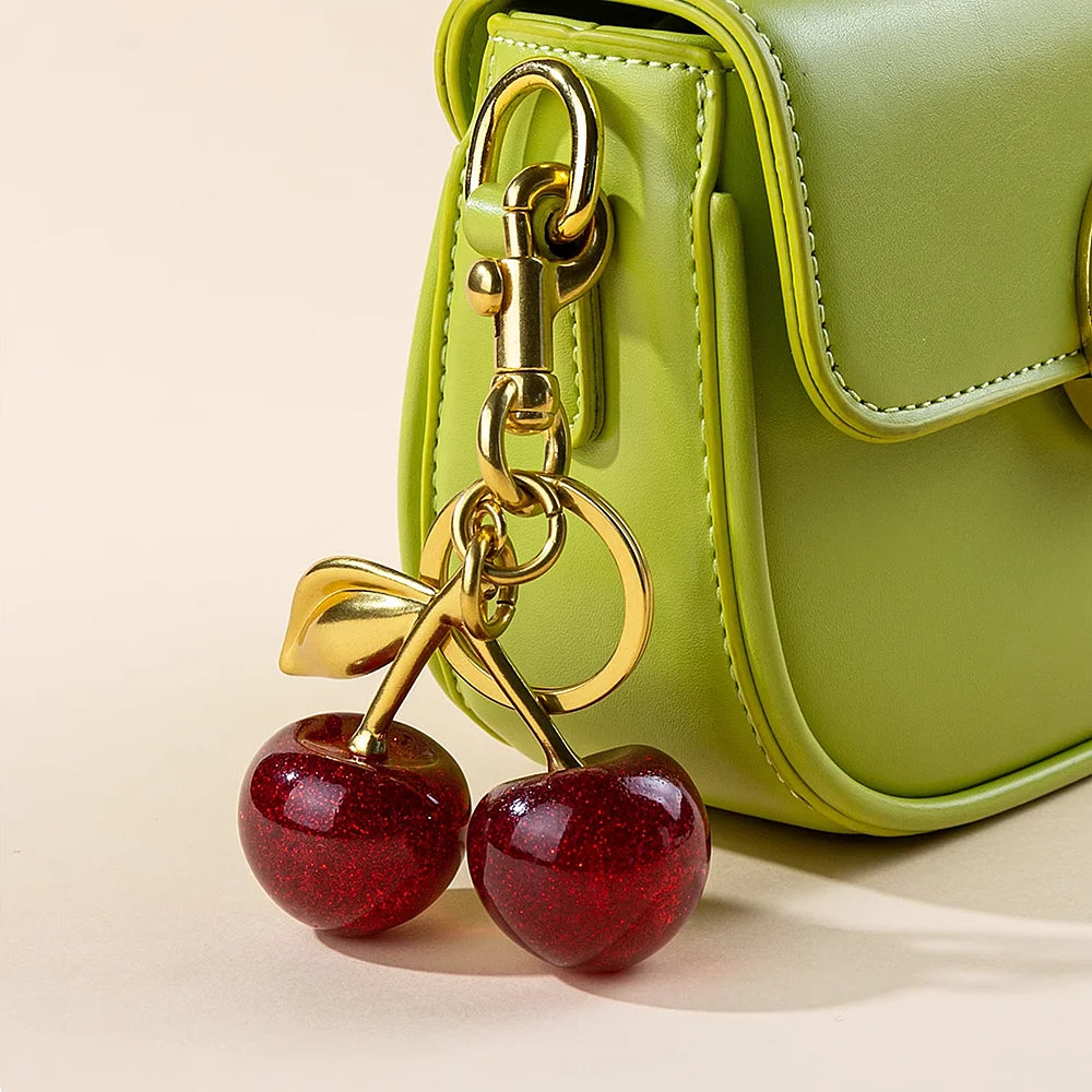 Porte-Clés Cerise Rouge avec Fermoir de Homard et Feuille d'Or – Accessoire Élégant pour Sacs et Clés