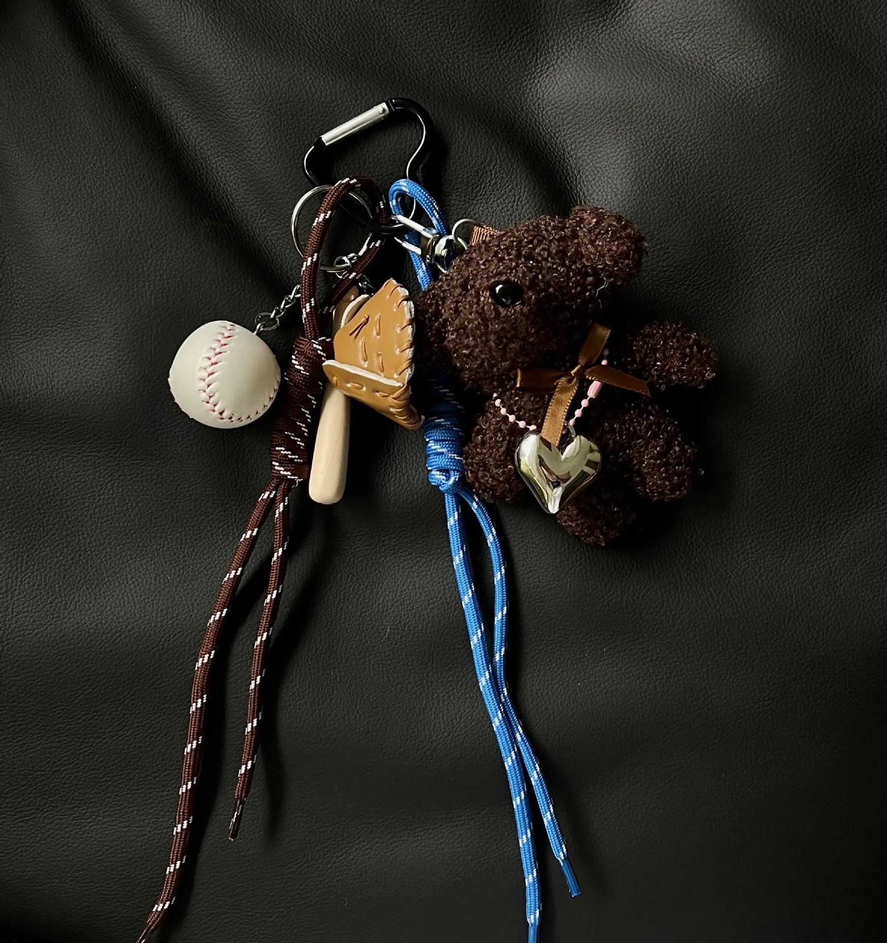 Porte-Clés en Aluminium avec Charme de Chien en Peluche et Détails Sportifs en Baseball – Accessoire Pratique et Amusant