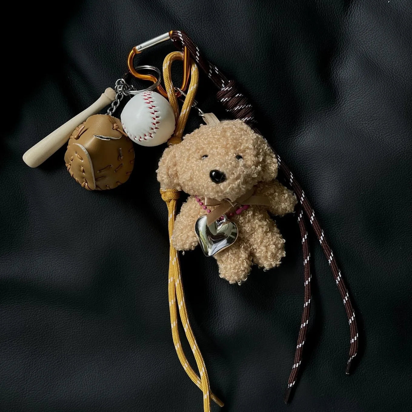 Porte-Clés en Aluminium avec Charme de Chien en Peluche et Détails Sportifs en Baseball – Accessoire Pratique et Amusant