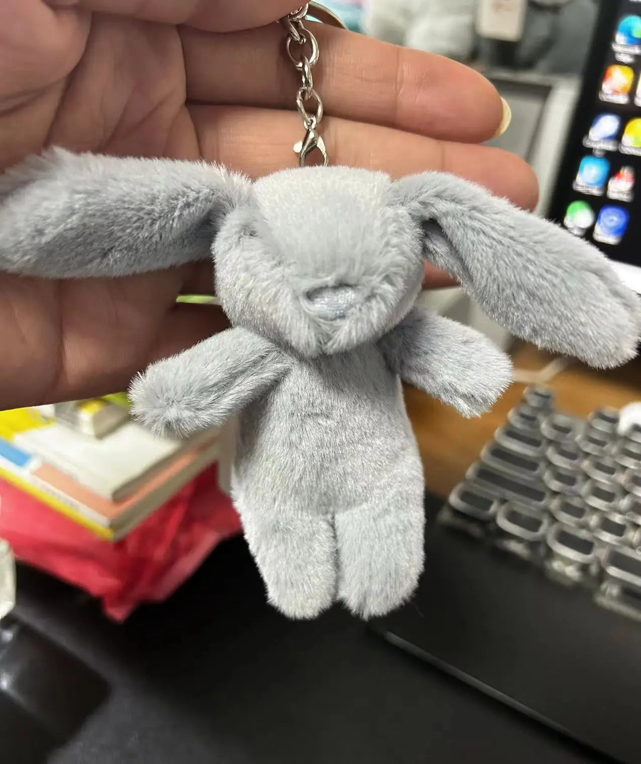 Porte-Clés en Peluche Lapin Mignon avec Attache Sécurisée – Accessoire Polyvalent pour Sacs et Clés