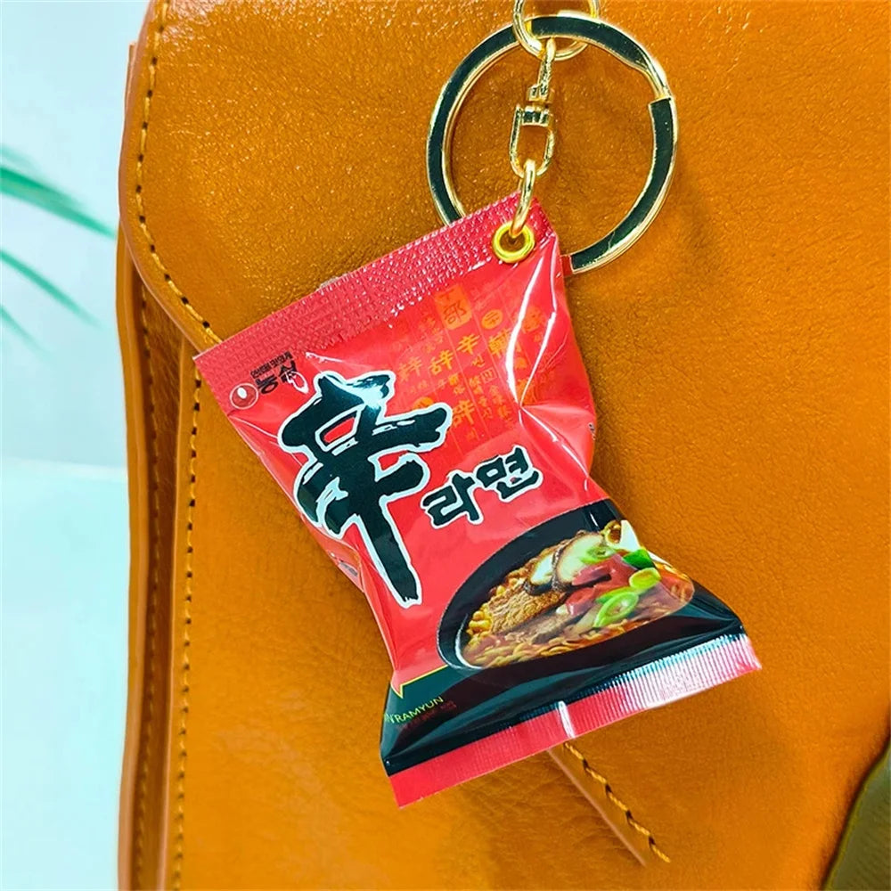 Porte Clés Miniature Nouilles Instantanées en Métal avec Fermoir à Homard – Accessoire Amusant pour Sac et Téléphone