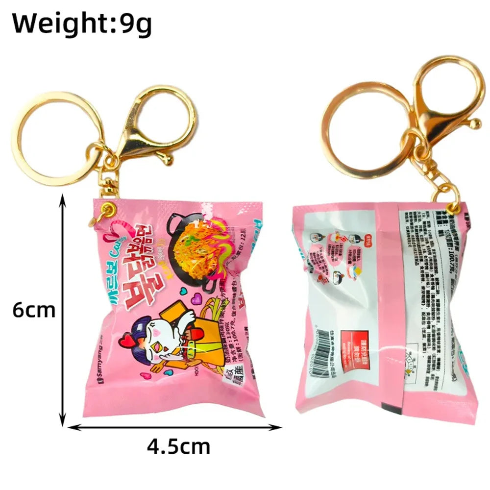 Porte Clés Miniature Nouilles Instantanées en Métal avec Fermoir à Homard – Accessoire Amusant pour Sac et Téléphone