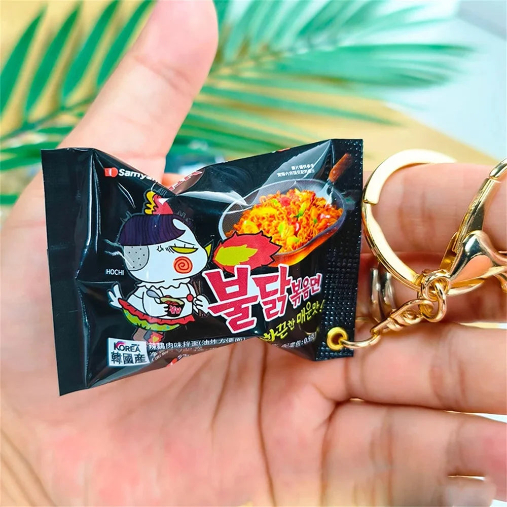 Porte Clés Miniature Nouilles Instantanées en Métal avec Fermoir à Homard – Accessoire Amusant pour Sac et Téléphone