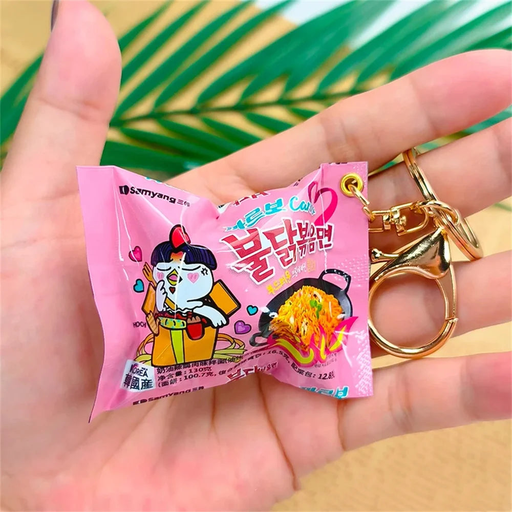 Porte Clés Miniature Nouilles Instantanées en Métal avec Fermoir à Homard – Accessoire Amusant pour Sac et Téléphone