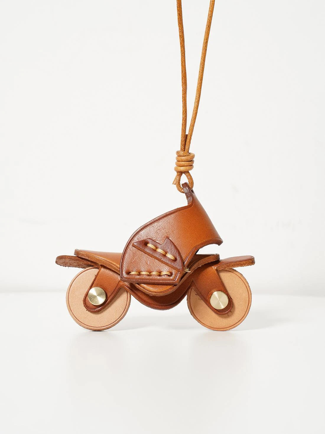 Porte Clés Personnalisé Moto en Cuir Vintage – Pendentif Unique pour Sacs et Clés en Cuir Marron