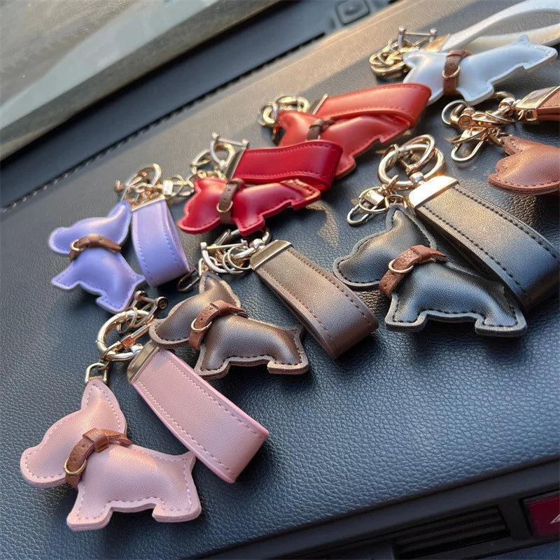 Personalized Leather Keychain with Dog Silhouette – Elegant and Functional Accessory in White Leather