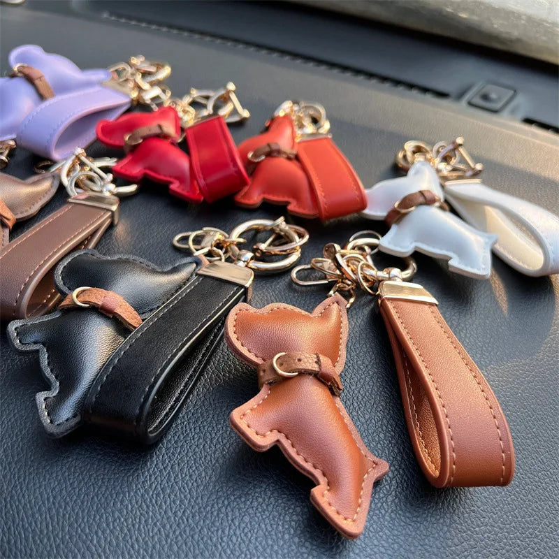 Personalized Leather Keychain with Dog Silhouette – Elegant and Functional Accessory in White Leather