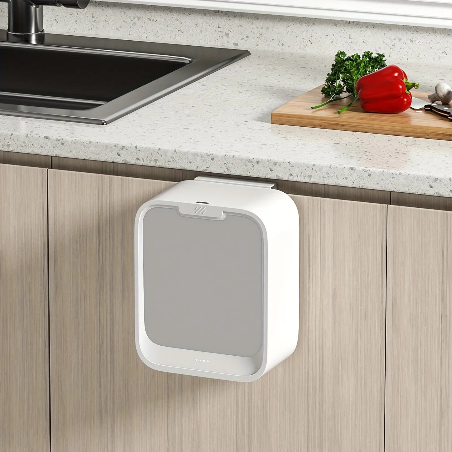 Poubelle à capteur de mouvement pour cuisine – Installation sur porte d'armoire, écologique et pratique