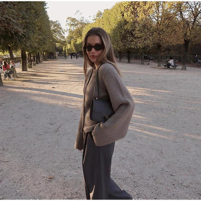 Women's Sleeveless Vest Taupe in Ribbed Knit with V-Neck and Practical Pockets - Elegant and Comfortable