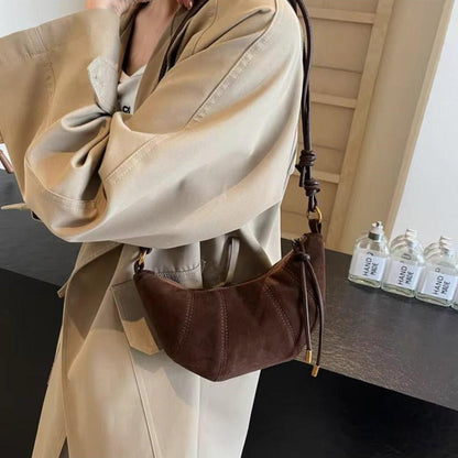 Women's Black Leather Shoulder Bag - Elegant and Practical for Daily Outings, Ideal Size 25x20x10 cm