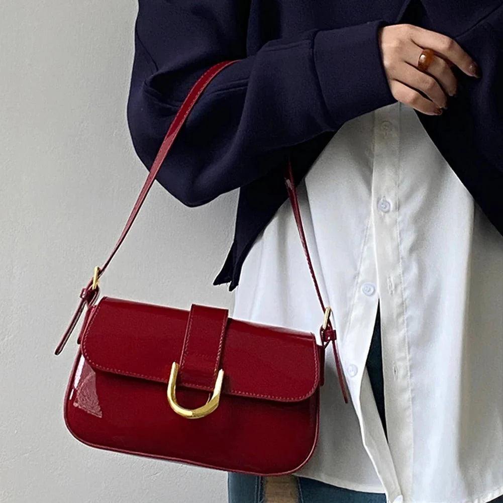 Sac à Bandoulière en Cuir Verni pour Femme – Sac Chic et Élégant avec Boucle et Finition Brillante