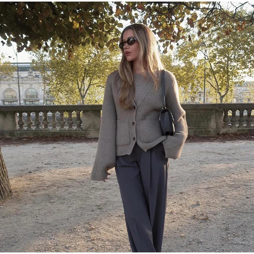 Women's Sleeveless Vest Taupe in Ribbed Knit with V-Neck and Practical Pockets - Elegant and Comfortable