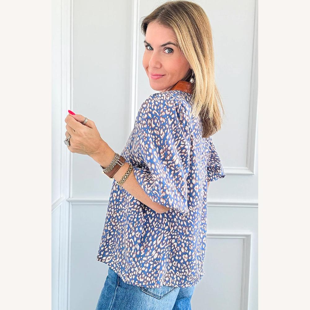 Haut Femme à Col en V en Similicuir Camel avec Imprimé Abstrait Bleu – Manches Bouffantes, Coupe Décontractée
