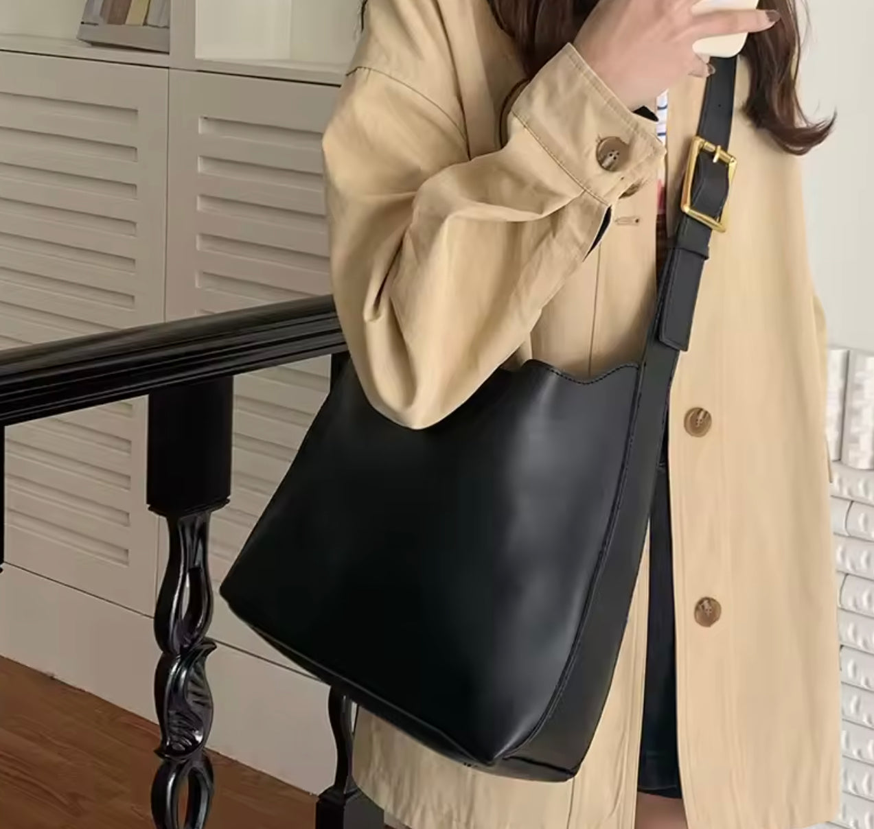 Elegant Women's Shoulder Bag in Synthetic Leather for 13-Inch Laptop - Compact and Practical