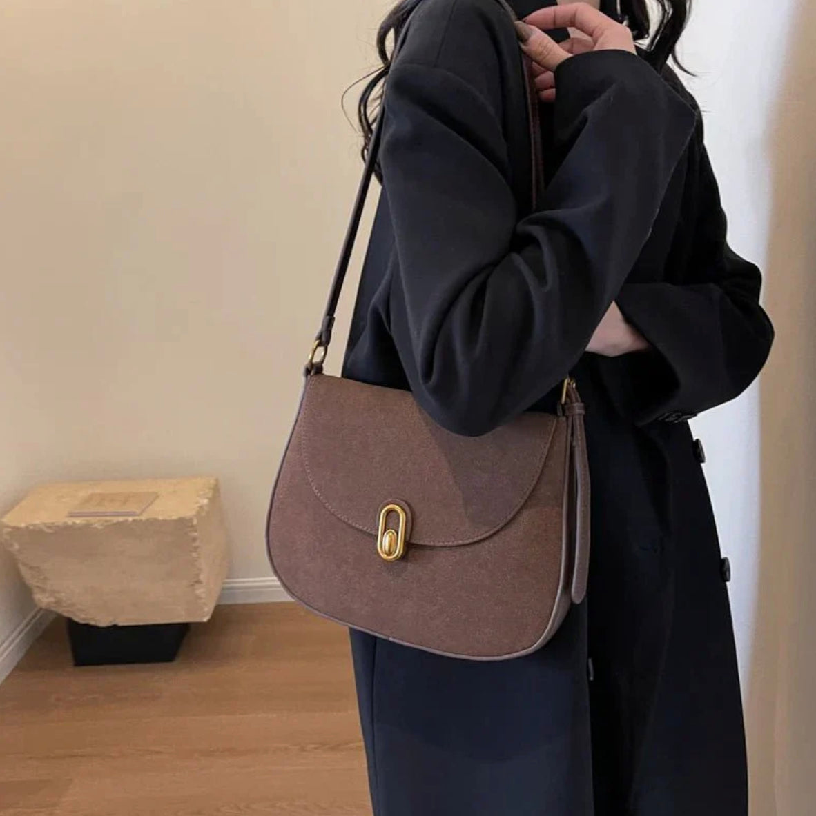 Women's Shoulder Bag in Faux Suede Leather with Adjustable Straps – Elegant and Practical for Daily Use