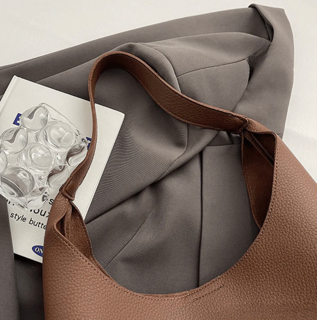 Elegant Vegan Leather Women's Hobo Bag with Versatile Interior – Chic and Durable Design for All Occasions