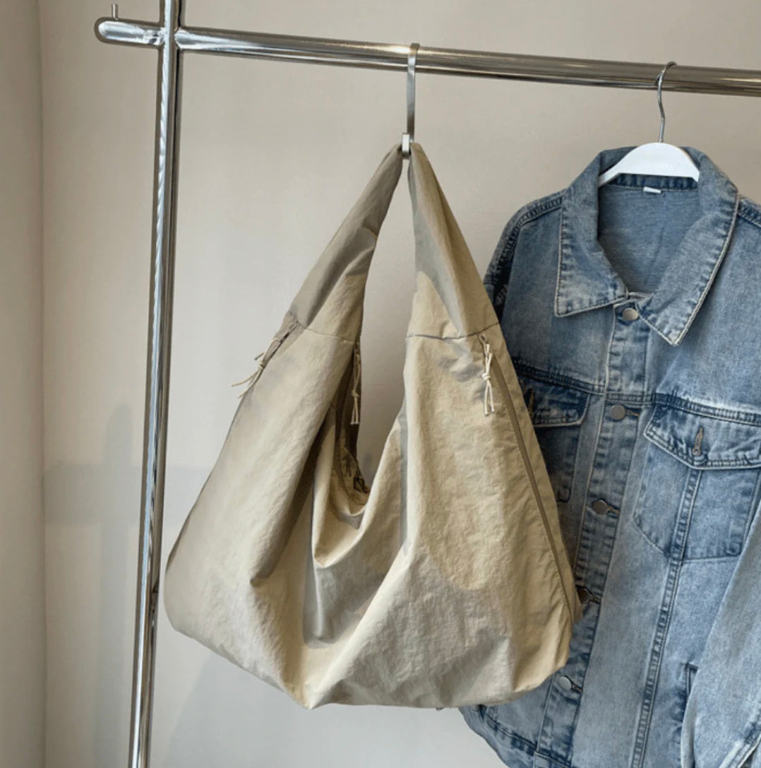 Sac Hobo Femme Ultra Large en Nylon Recyclé – Sac Pratique et Éco-Responsable avec Poches et Bandoulière Confortable